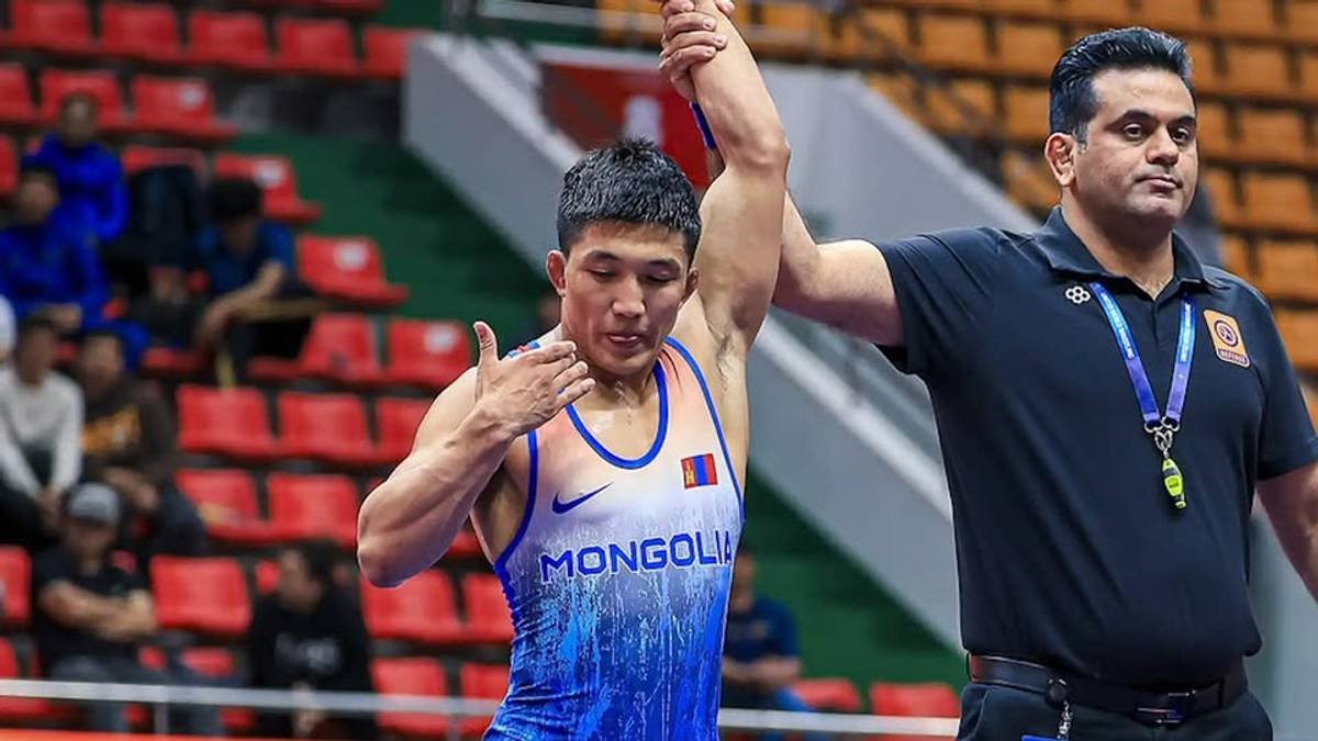 Б.Мөнх-Эрдэнэ Иван Ярыгины нэрэмжит тэмцээний шилдэг бөхийн шагнал хүртлээ