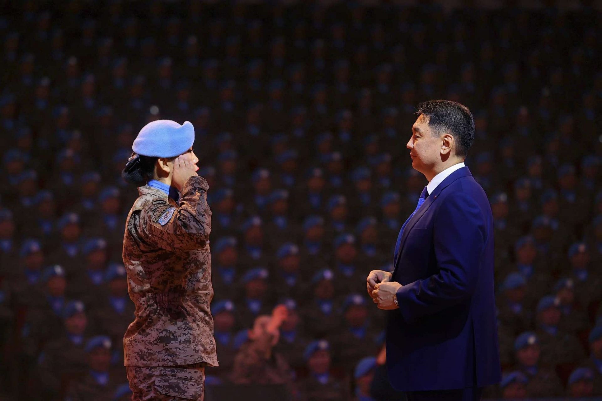 Монгол Улсын Ерөнхийлөгч У.Хүрэлсүх энхийг сахиулагчдад төрийн одон, медаль гардууллаа