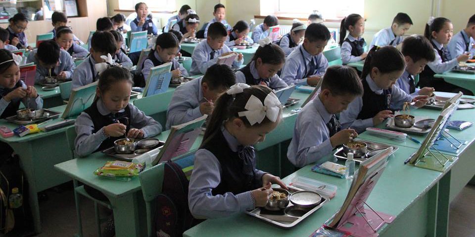  2020 оны есдүгээр сарын 1-нээс эхлэн бага ангийн сурагчид үдийн хоолтой боллоо