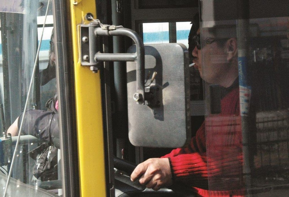 Иргэний гомдлын дагуу тамхи татсан автобусны жолоочийг ₮25 мянгаар торгожээ