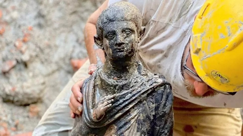 Италиас 2300 орчим жилийн настай хүрэл баримлууд олджээ