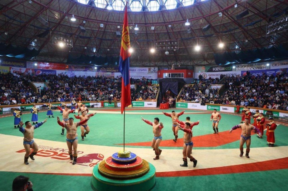 Үндсэн хуулийн өдөрт зориулсан хүчит бөхийн барилдаан болж байна