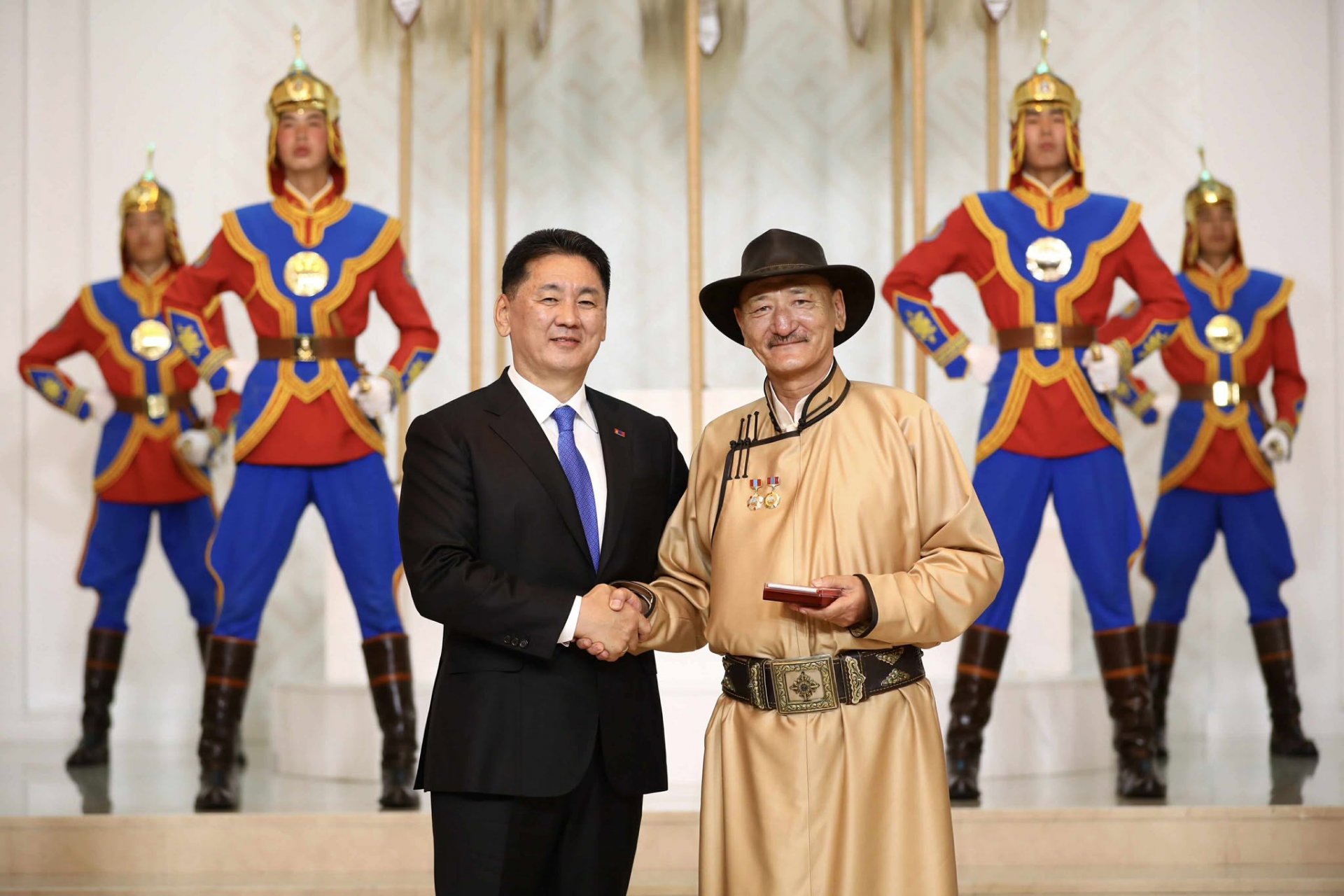 Чойнхорын Найдандоржид Ардын жүжигчин цол хүртээлээ