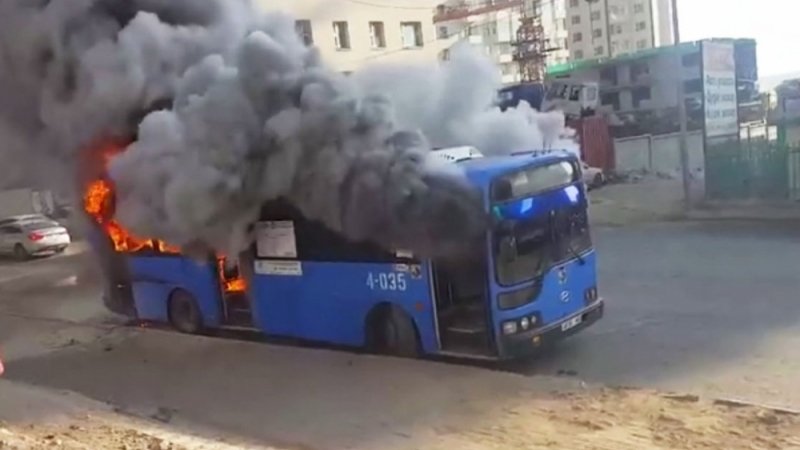 Дахин нэг нийтийн тээврийн автобус шатжээ