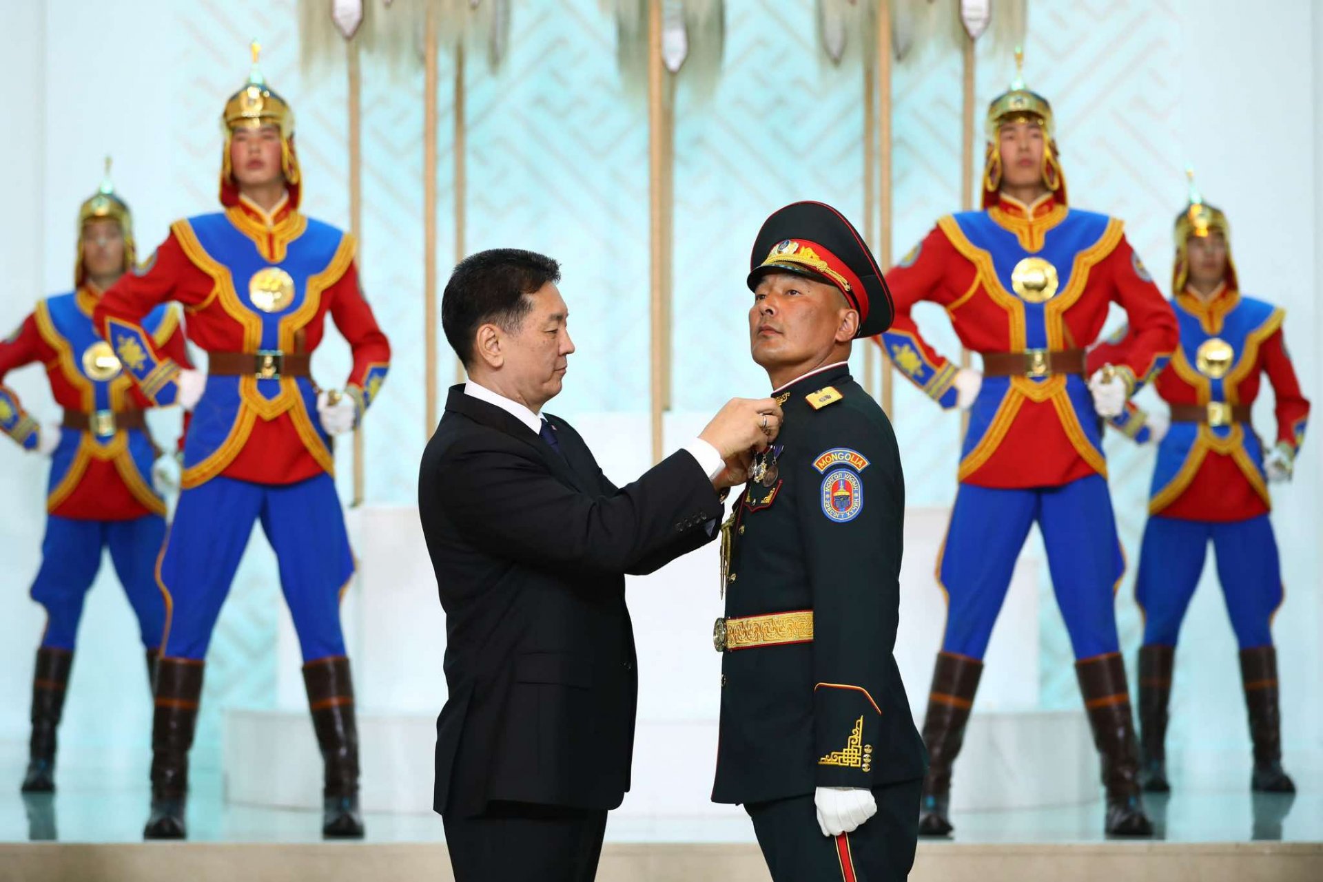 Ялалтын 80 жилийн баярын жагсаалд оролцсон дайчдад цэргийн одон, медаль гардууллаа