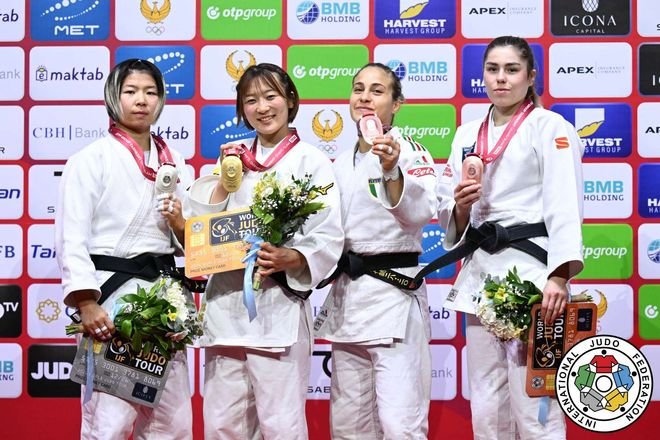 Б.Хорлоодой Ташкентийн “Их дуулга”-аас мөнгөн медаль хүртлээ