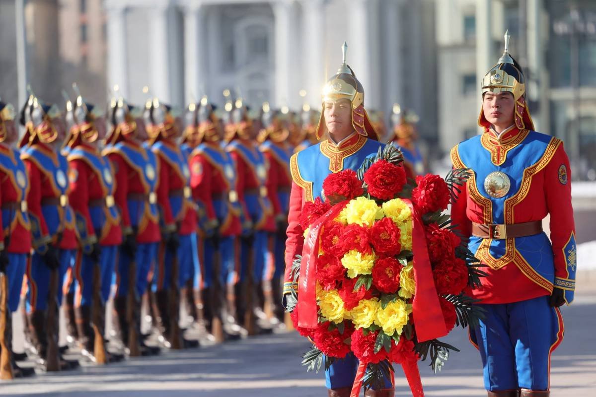 Дамдины Сүхбаатарын хөшөөнд цэцэг өргөлөө