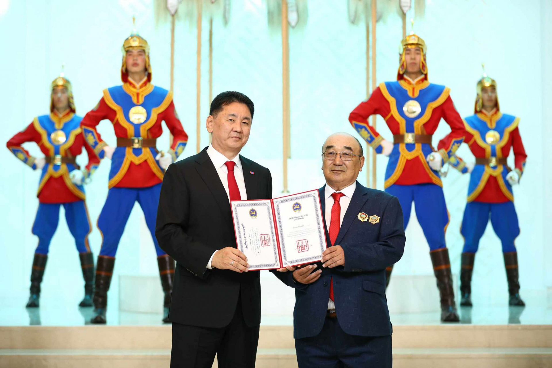 Дипломат цол хүртээлээ