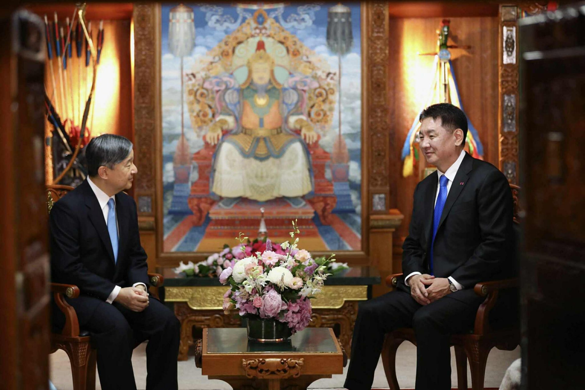 Монгол Улсын Ерөнхийлөгч У.Хүрэлсүх, гэргий Л.Болорцэцэг болон Япон Улсын Цог Жавхлант Эзэн Хаан Нарүхито, Эрхэм дээд Хатан Масако нар албан ёсны уулзалт хийлээ