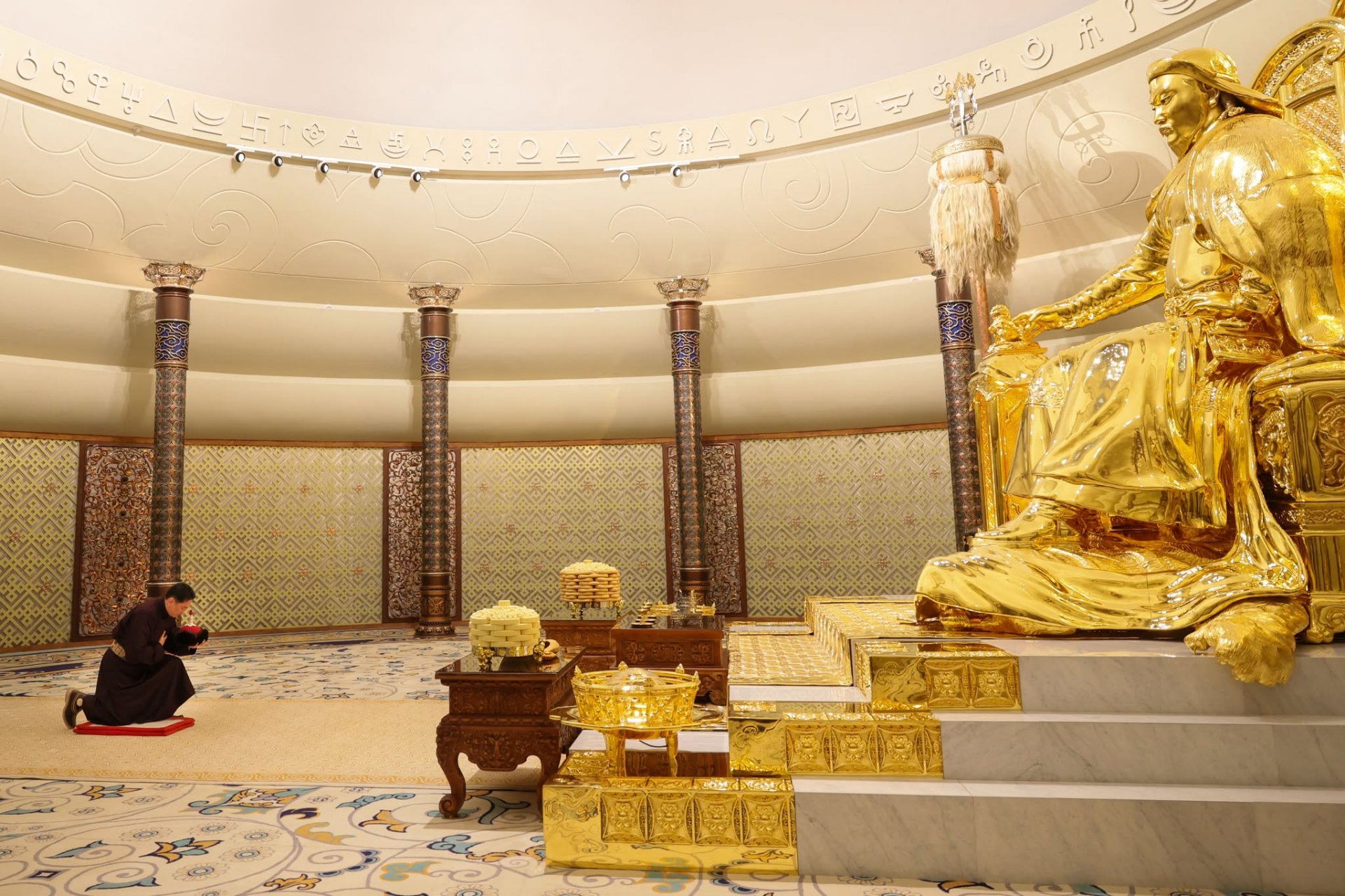 Монгол Улсын Ерөнхийлөгч У.Хүрэлсүх Эзэн Богд Чингис хааны шүтээнд хүндэтгэл үзүүллээ