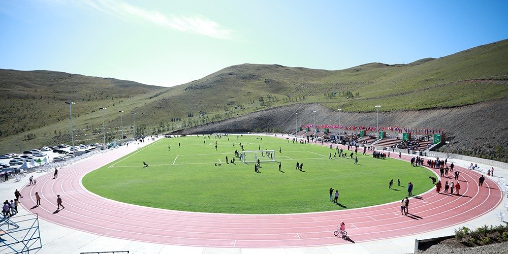 Чингэлтэй дүүрэгт дэлхийн стандартад нийцсэн хөнгөн атлетик, хөлбөмбөгийн талбайн нээлт боллоо