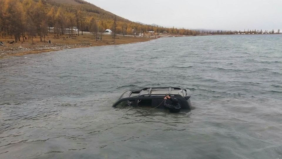 Хөвсгөл нууранд живсэн автомашиныг гаргав