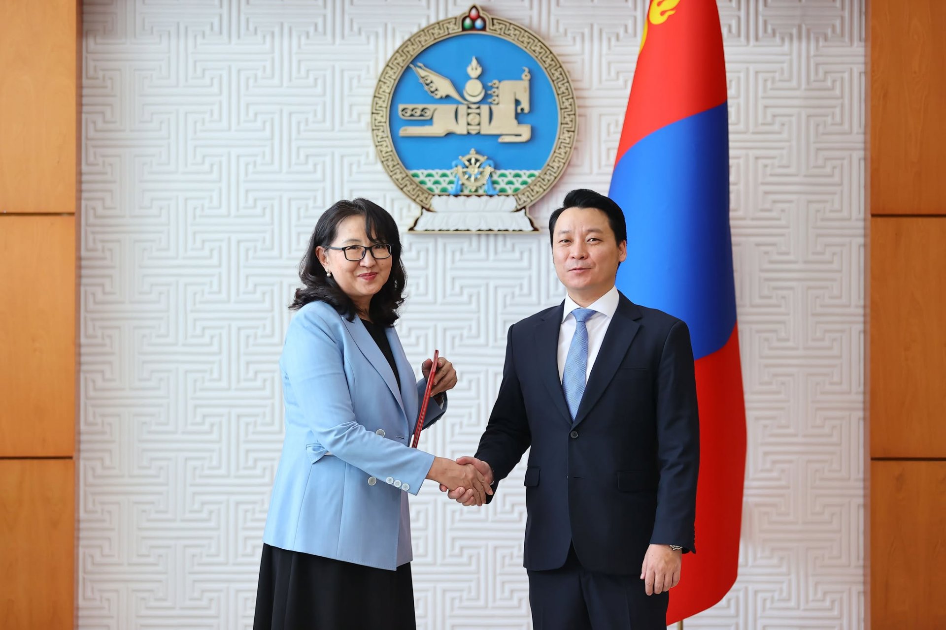 Тэргүүн түшмэлийн зэрэг дэв олголоо