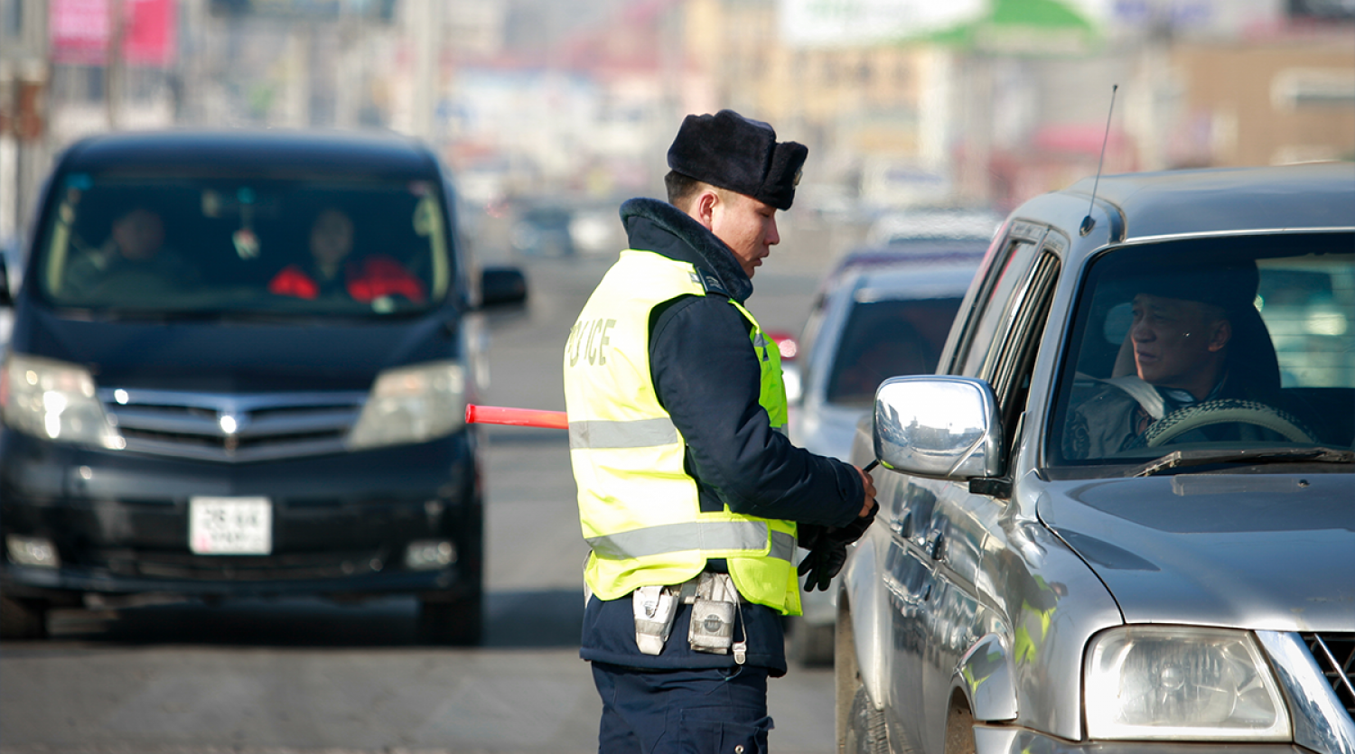  Такси үйлчилгээг зөвшөөрөлгүй эрхэлж буй хувь хүнийг 100,000 төгрөгөөр торгоно