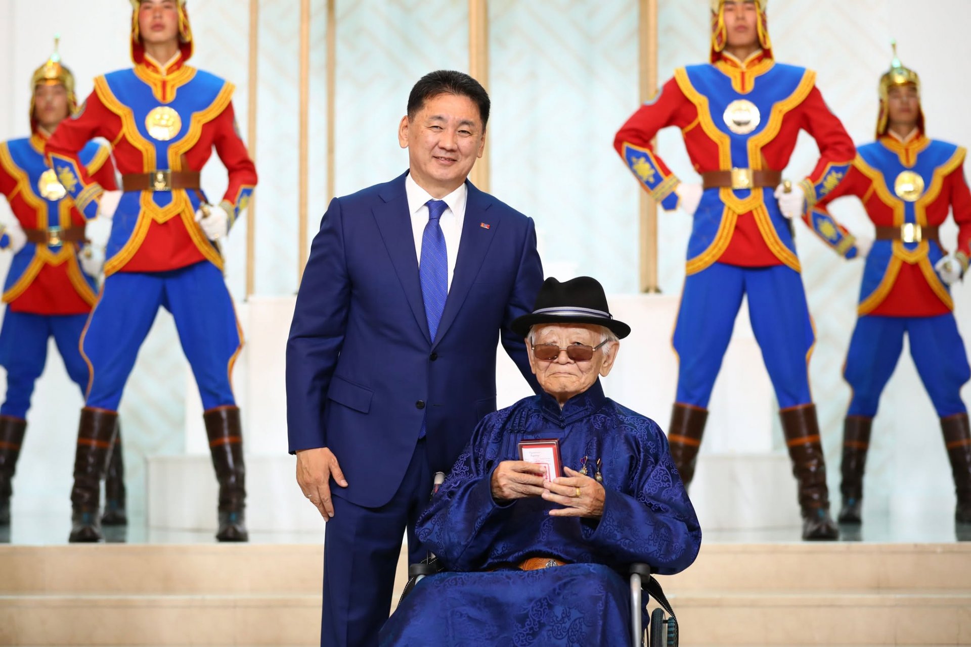 Ардын уран зохиолч Пунцагийн Бадарчид Хөдөлмөрийн баатар цол хүртээлээ