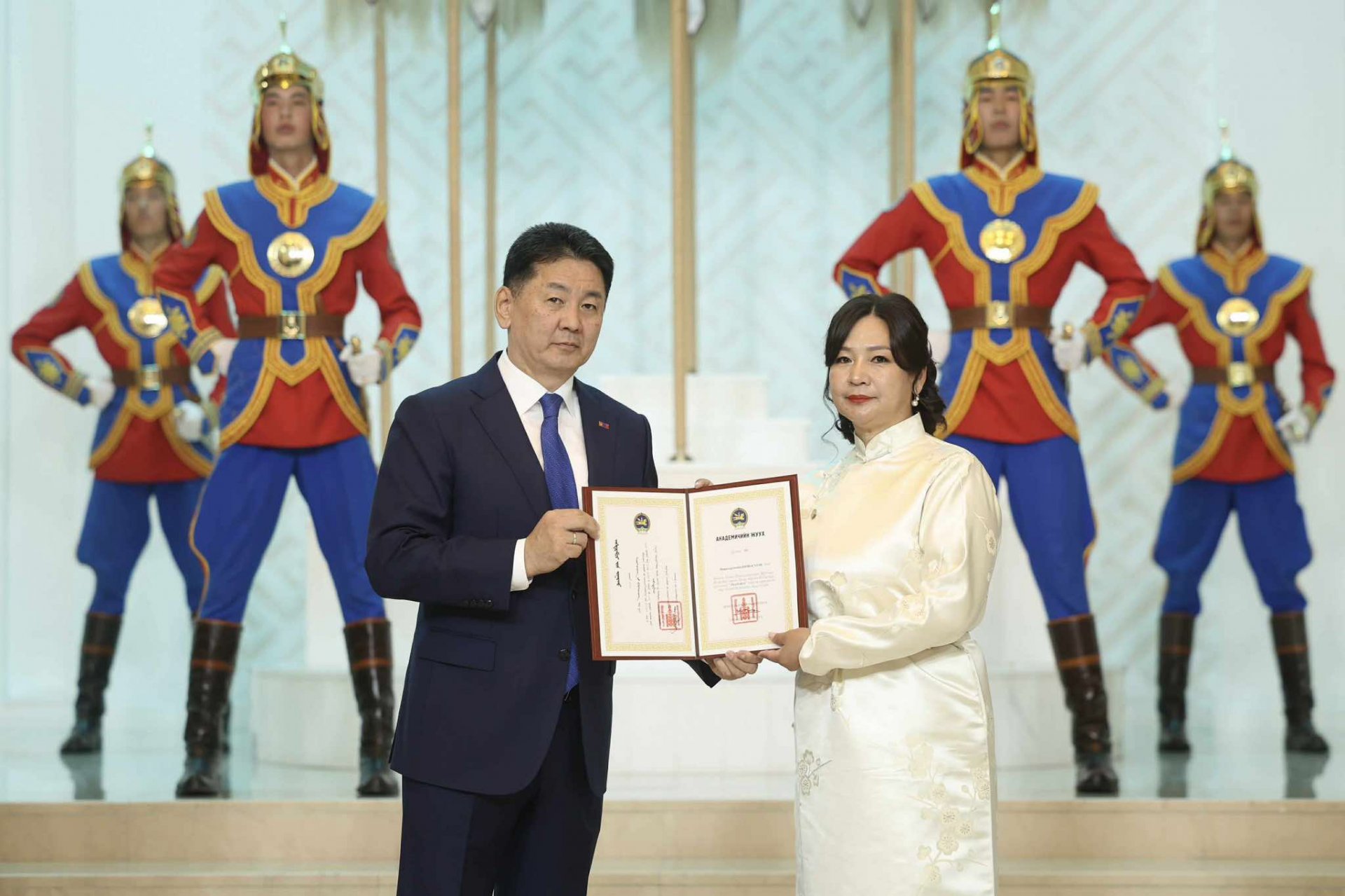 Академич хэргэм хүртээв