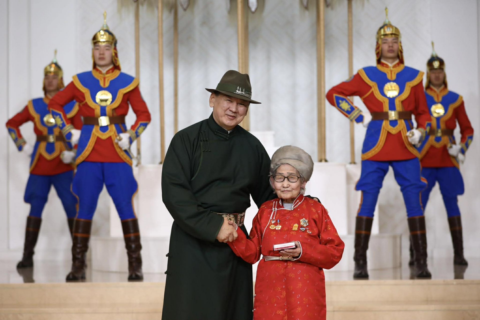 Доктор Түндэвийн Зэвгээд Ардын багш цол хүртээлээ