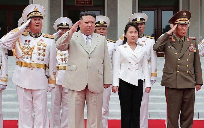 Ким Жон Ун охиныхоо хамт Тэнгисийн цэргийн өдрийн парадад оролцлоо
