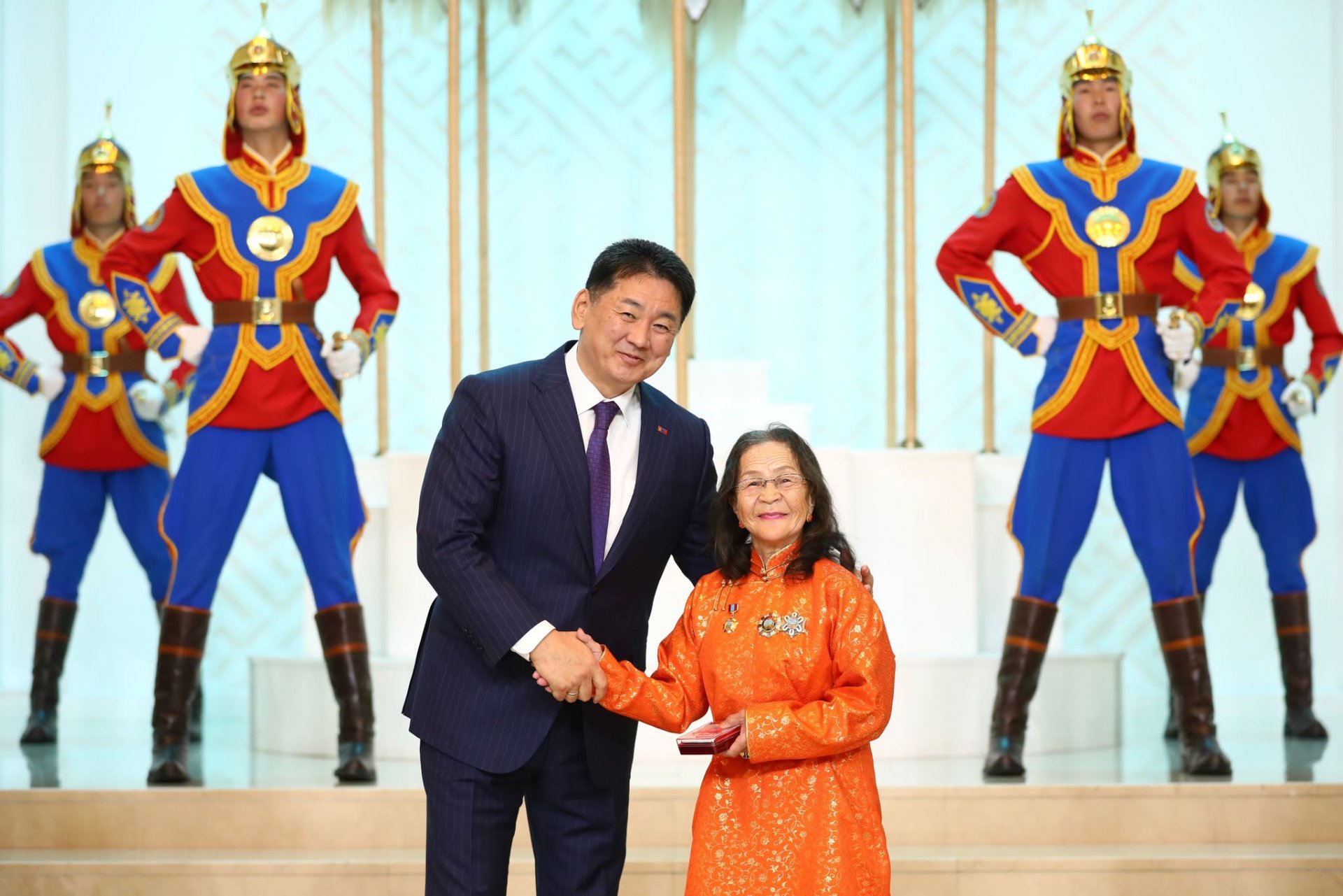 Хүүхдийн байгууллага үүсэж, хөгжсөний 100 жилийн ойг тохиолдуулан төрийн дээд цол, одон, медаль гардууллаа