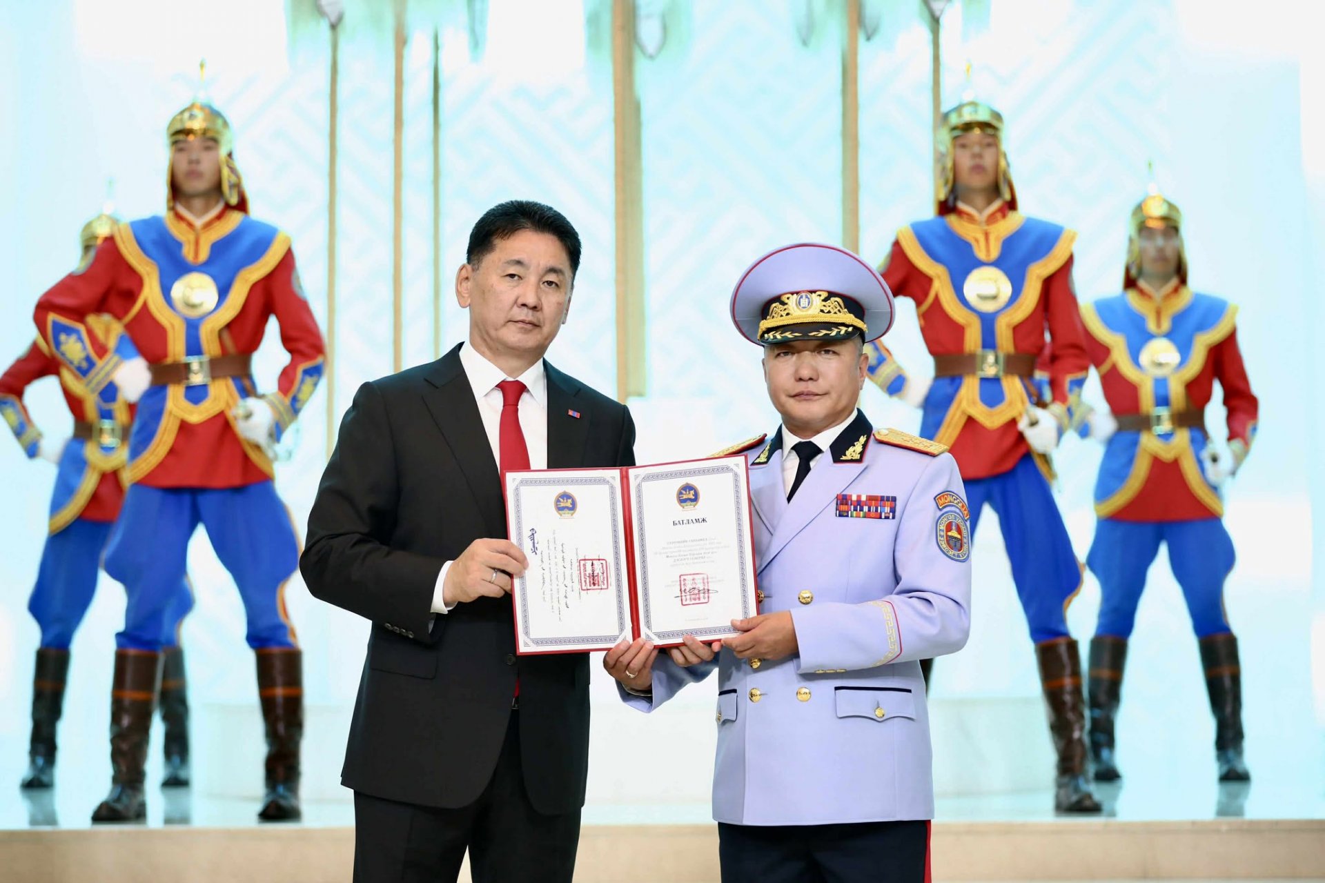 Сүнрэвийн Ганбямбад дэслэгч генерал цол хүртээлээ