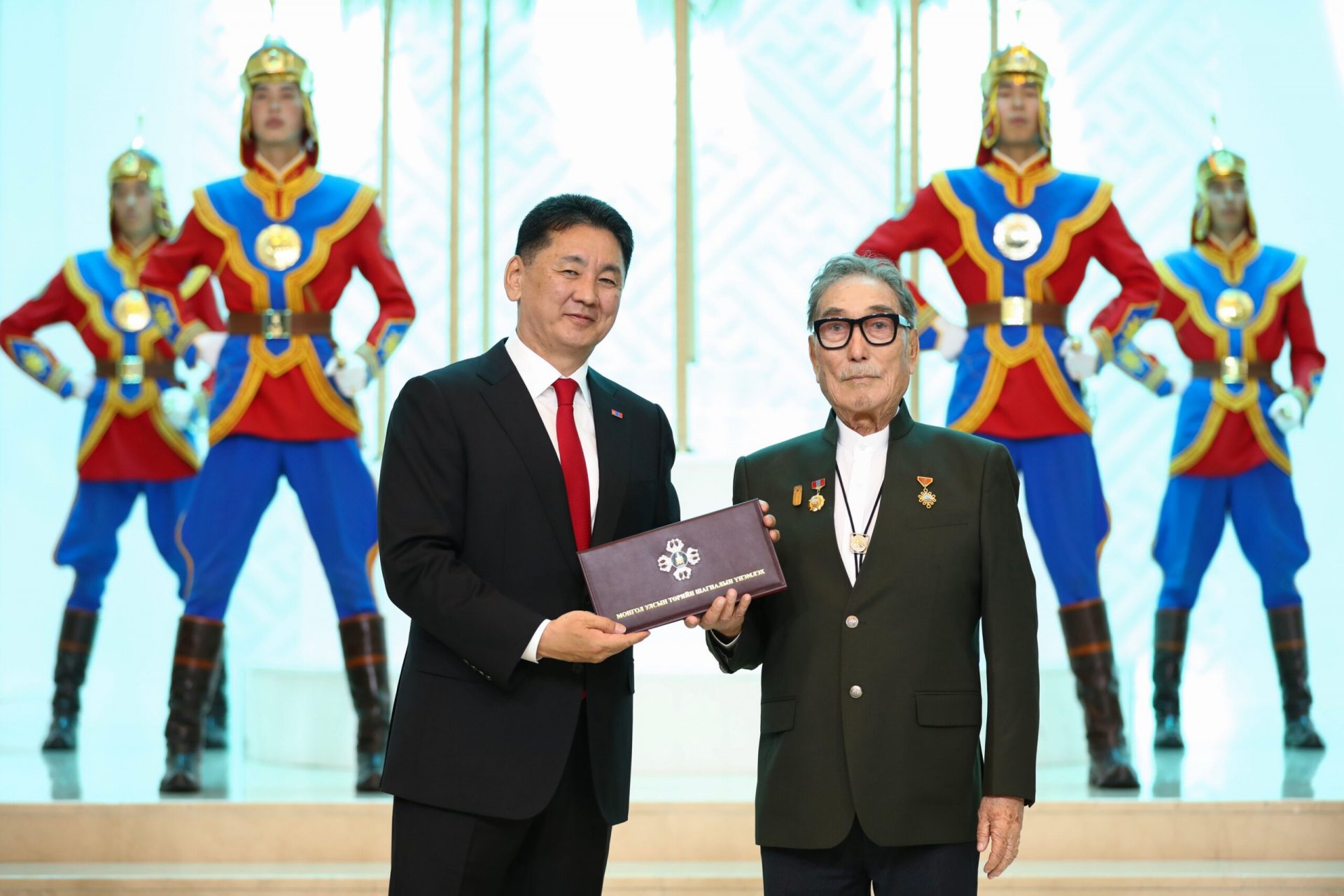 Шилдэг бүтээлүүдэд Төрийн шагнал хүртээлээ