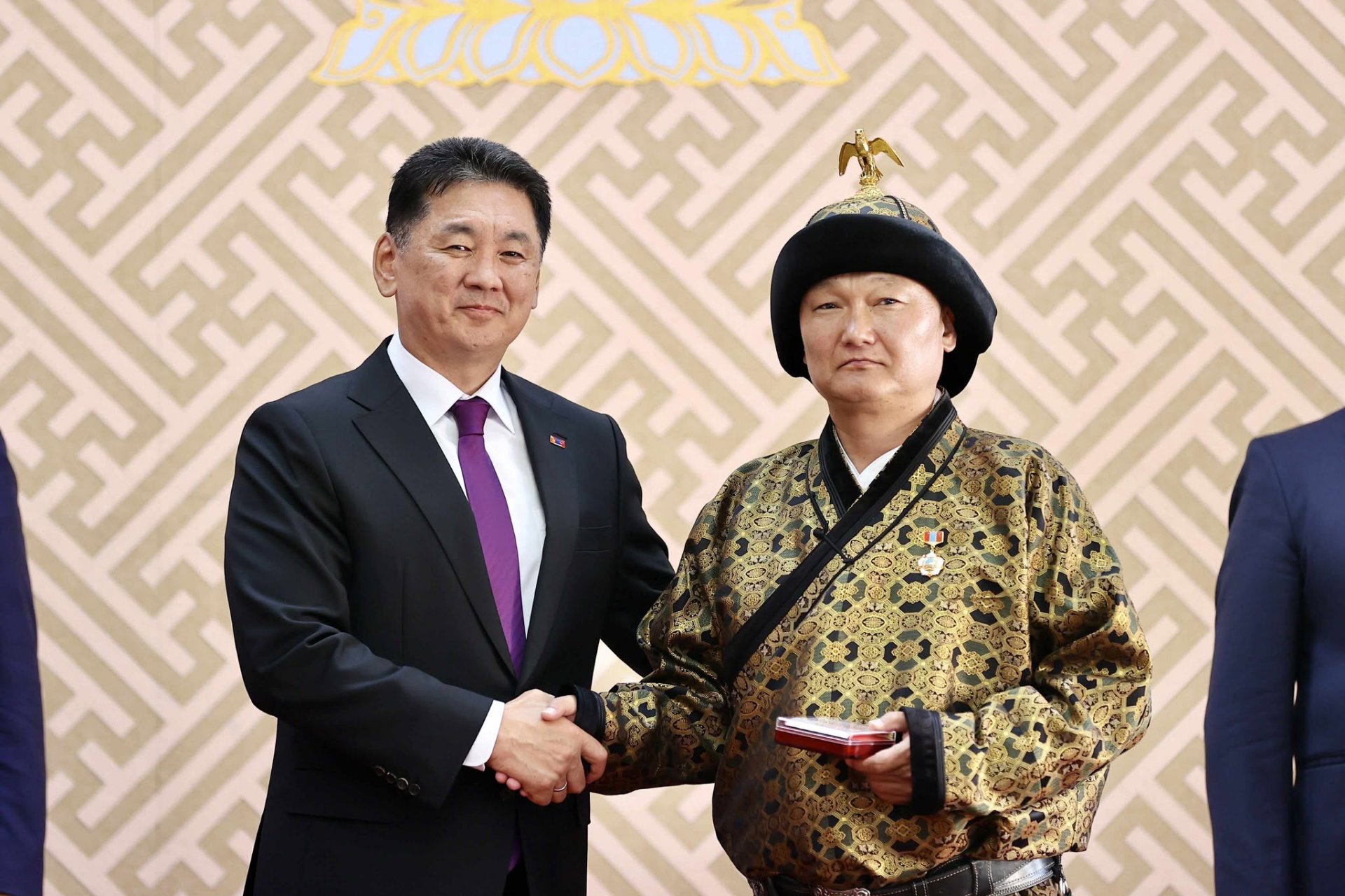 Дуучин С.Жавхланд Ардын жүжигчин, Дархан аварга Н.Батсуурьд Гавьяат тамирчин цол хүртээлээ