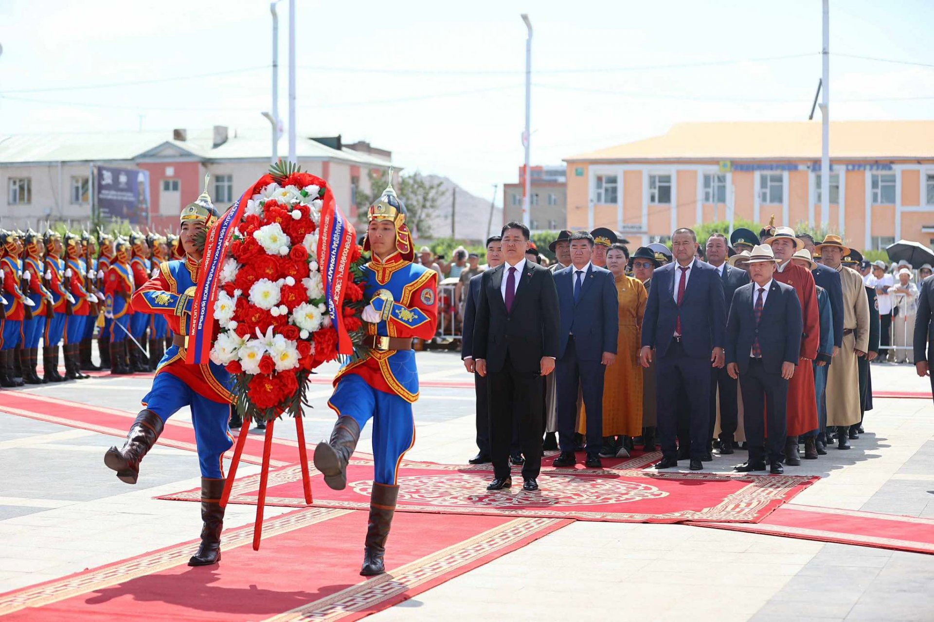Төр, нийгмийн зүтгэлтэн Ю.Цэдэнбалын хөшөөнд хүндэтгэл үзүүллээ