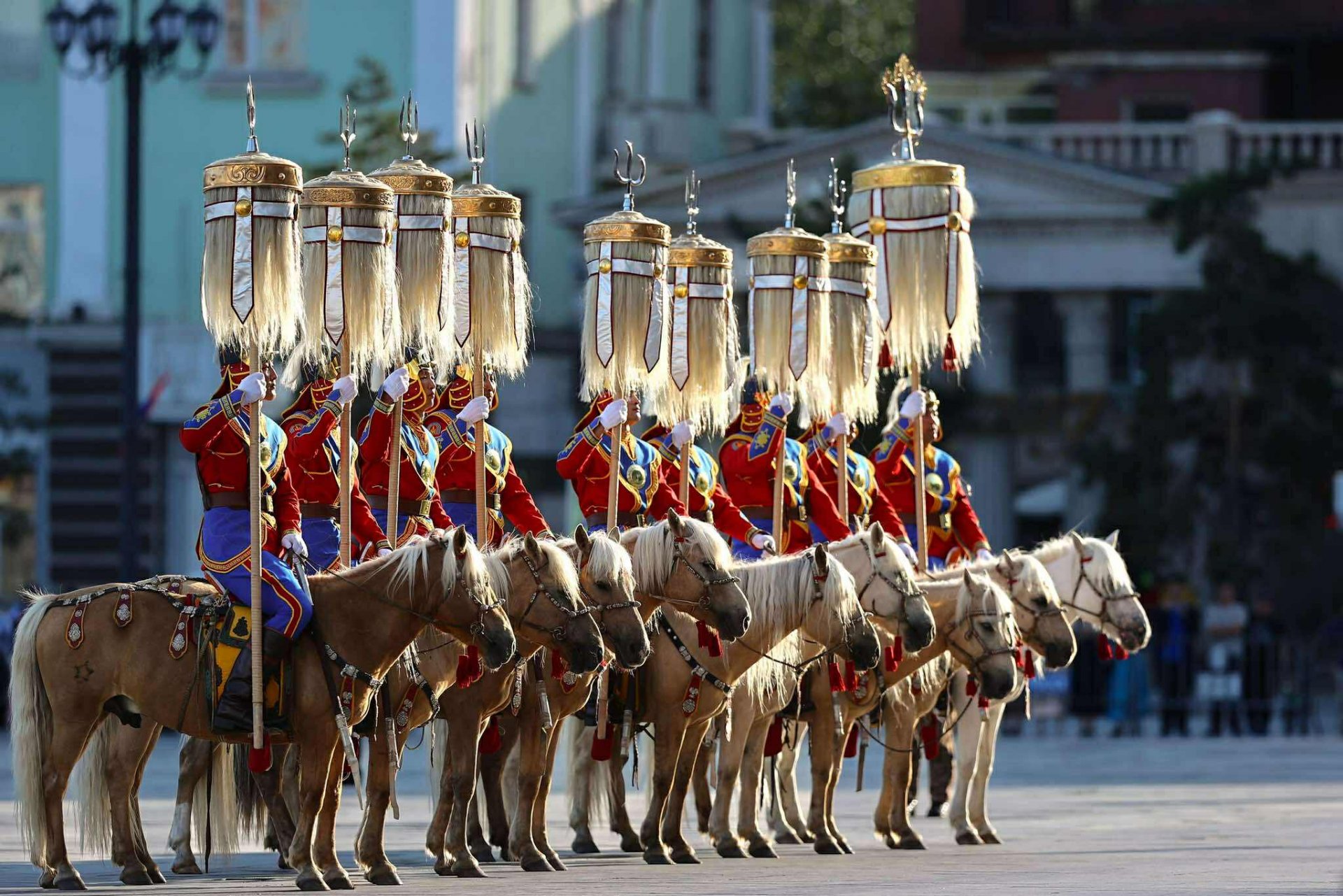 Төрийн 9 хөлт Их цагаан тугийг цэнгүүллээ