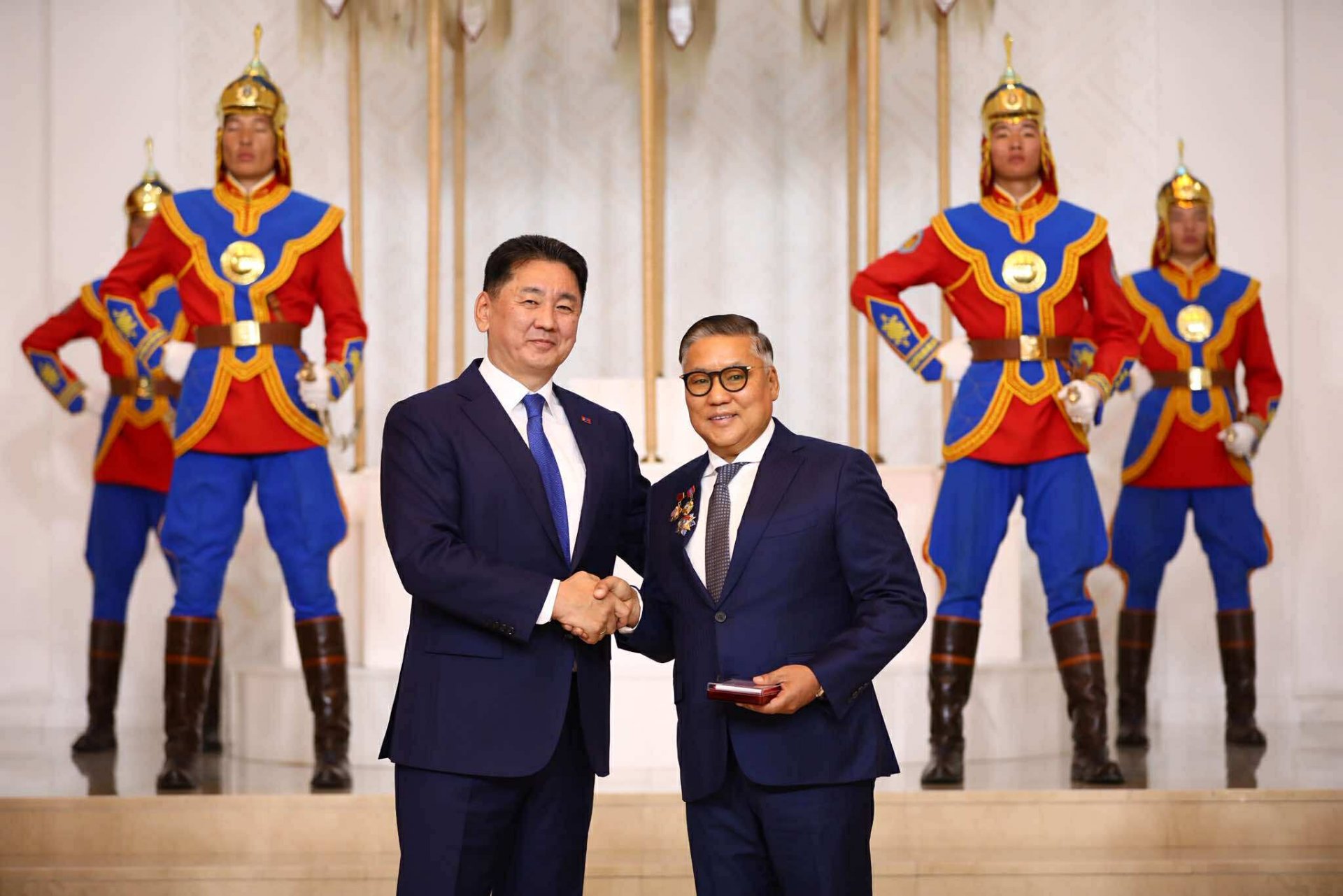 “Өгөөж чихэр боов” ХХК-ийн ерөнхий захирал С.Түмэнгэрэлд Хөдөлмөрийн баатар цол хүртээлээ