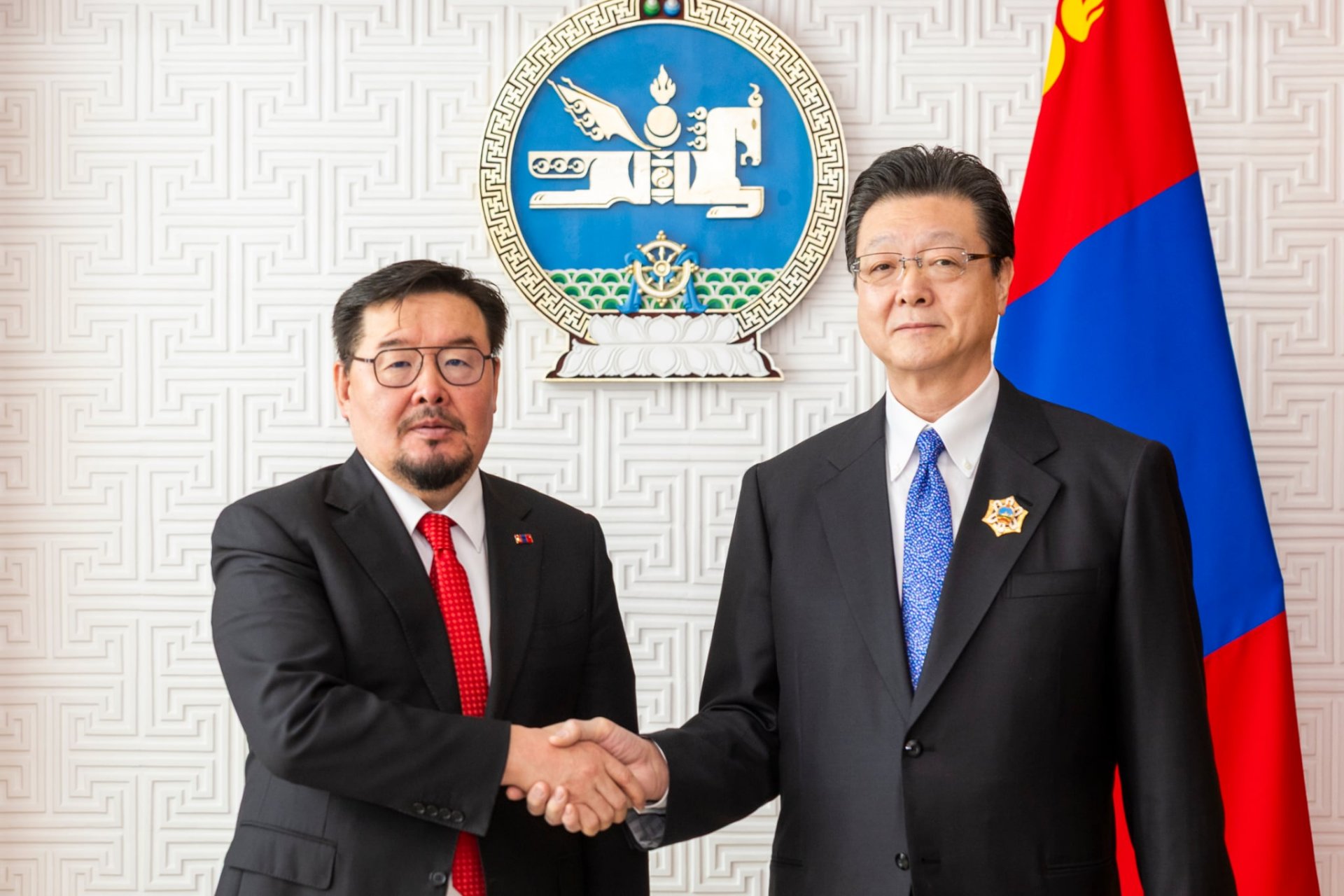 Япон Улсын иргэн Асахифүжи Сүгиномори Сэйяаг Алтан гадас одонгоор шагналаа