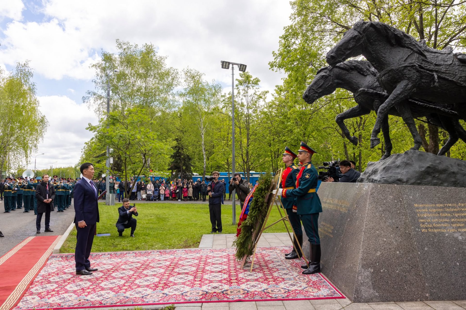 “Ялалтад тэмүүлсэн морьд” хөшөөнд хүндэтгэл үзүүллээ