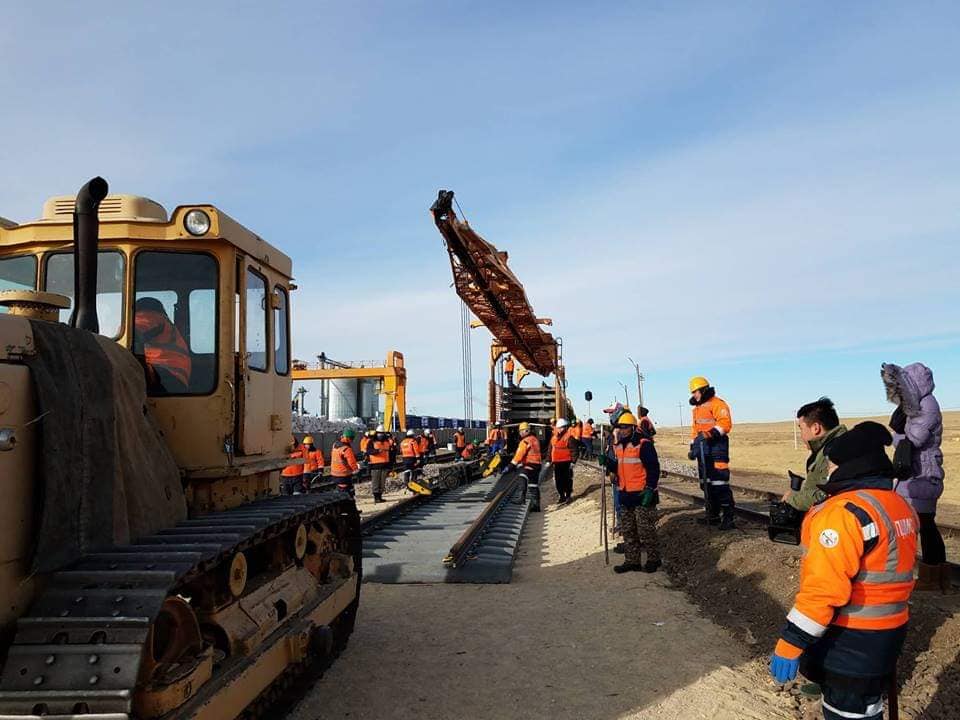 Нефть боловсруулах үйлдвэрийн төмөр замын эхний 1,5 км замыг барих ажлыг эхлүүллээ