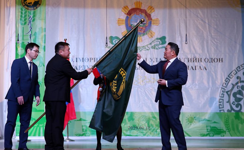 ХААИС-ийг Хөдөлмөрийн гавьяаны улаан тугийн одонгоор шагнажээ