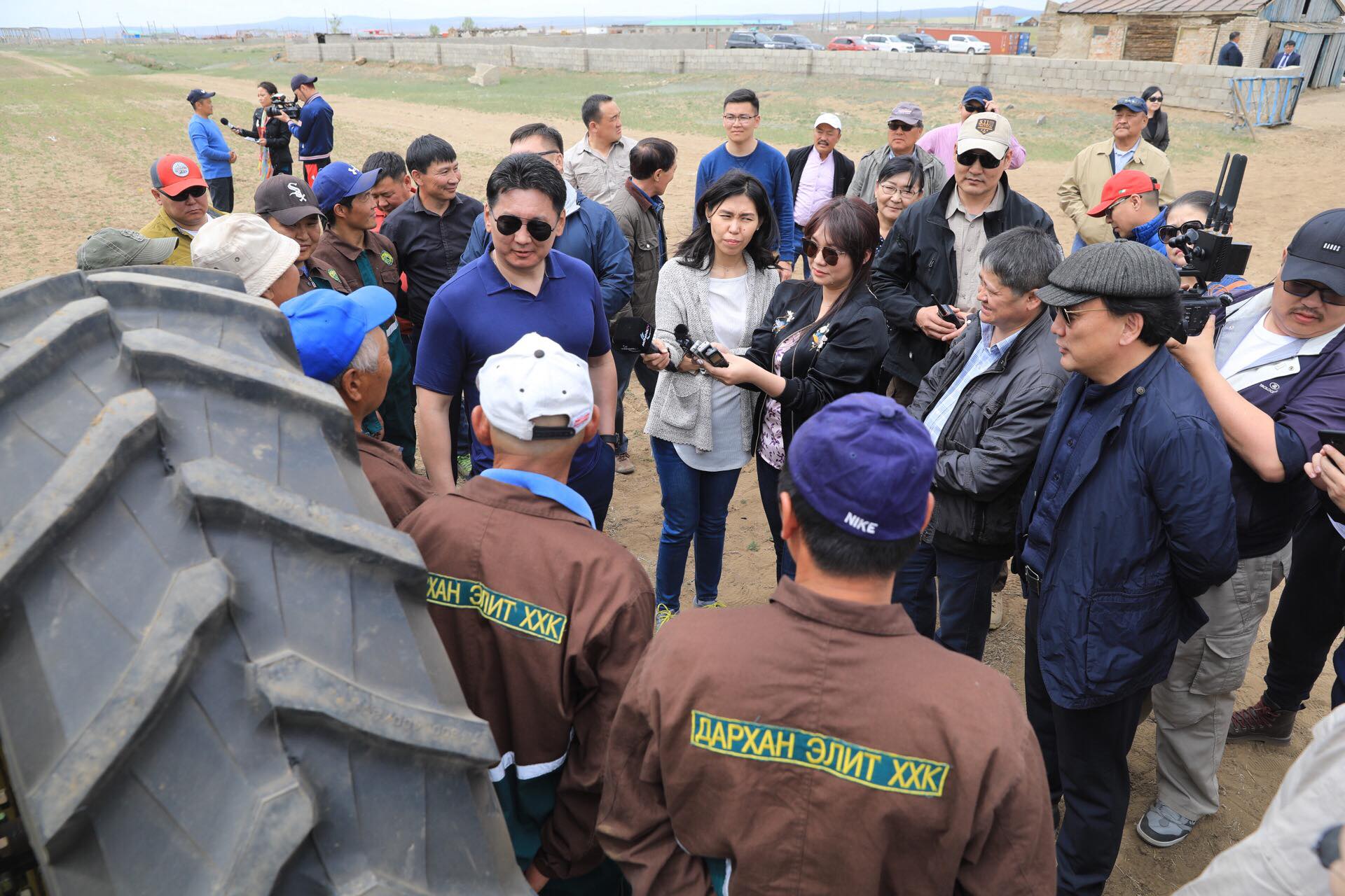 Ерөнхий сайд У.Хүрэлсүх тариалангийн бүс нутагт ажиллаж байна