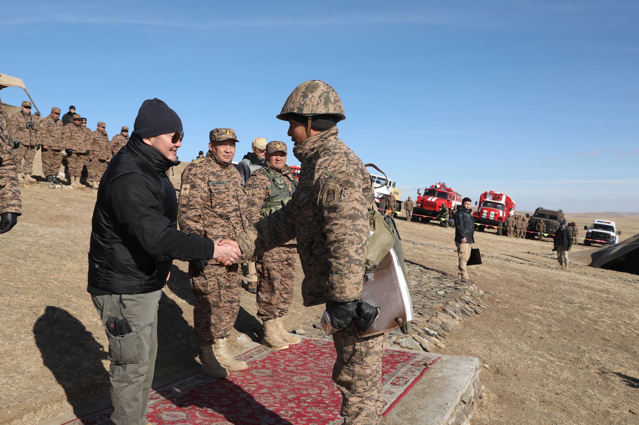 Зэвсэгт хүчний Ерөнхий командлагч Х.Баттулга байлдааны буудлагатай хээрийн сургуулилтын явцтай танилцав