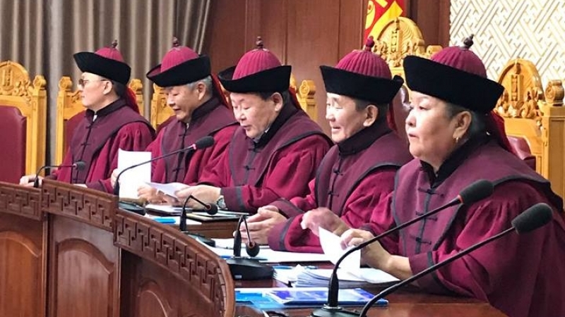 Үндсэн хуулийн цэц хуралдаж байна