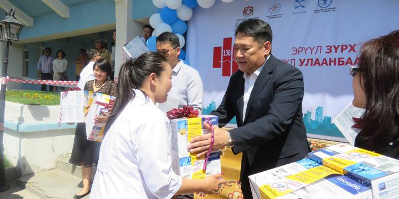 Сүхбаатар дүүргийн өрхийн эрүүл мэндийн төвүүдэд цусны даралт хэмжих аппарат өглөө