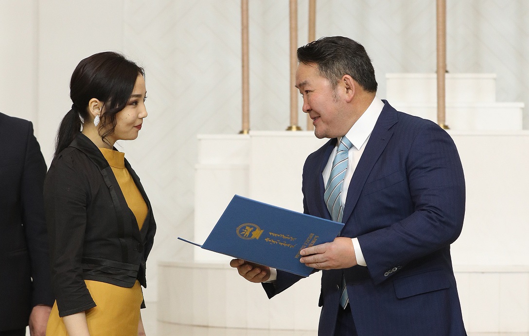 Ерөнхийлөгч Х.Баттулга гагнуурчин охин Э.Уужимсэтгэлд “Шилдэг залуу ажилчин” шагнал гардууллаа