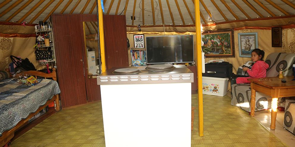 Агаарын бохирдол ихтэй бүсэд хотын дарга ажиллаж, дулаан хадгалах шинэ халаагуур зарим өрхөд өглөө