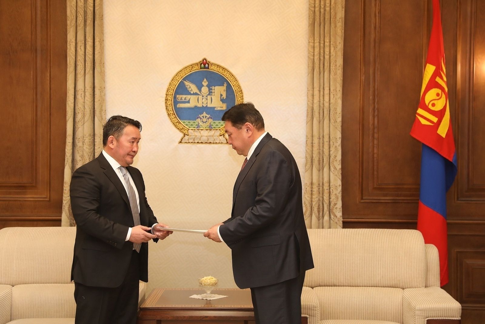 Ерөнхийлөгч Х.Баттулга УИХ-ыг өөрөө тарах шийдвэр гаргах тухай саналаа гардуулж өглөө