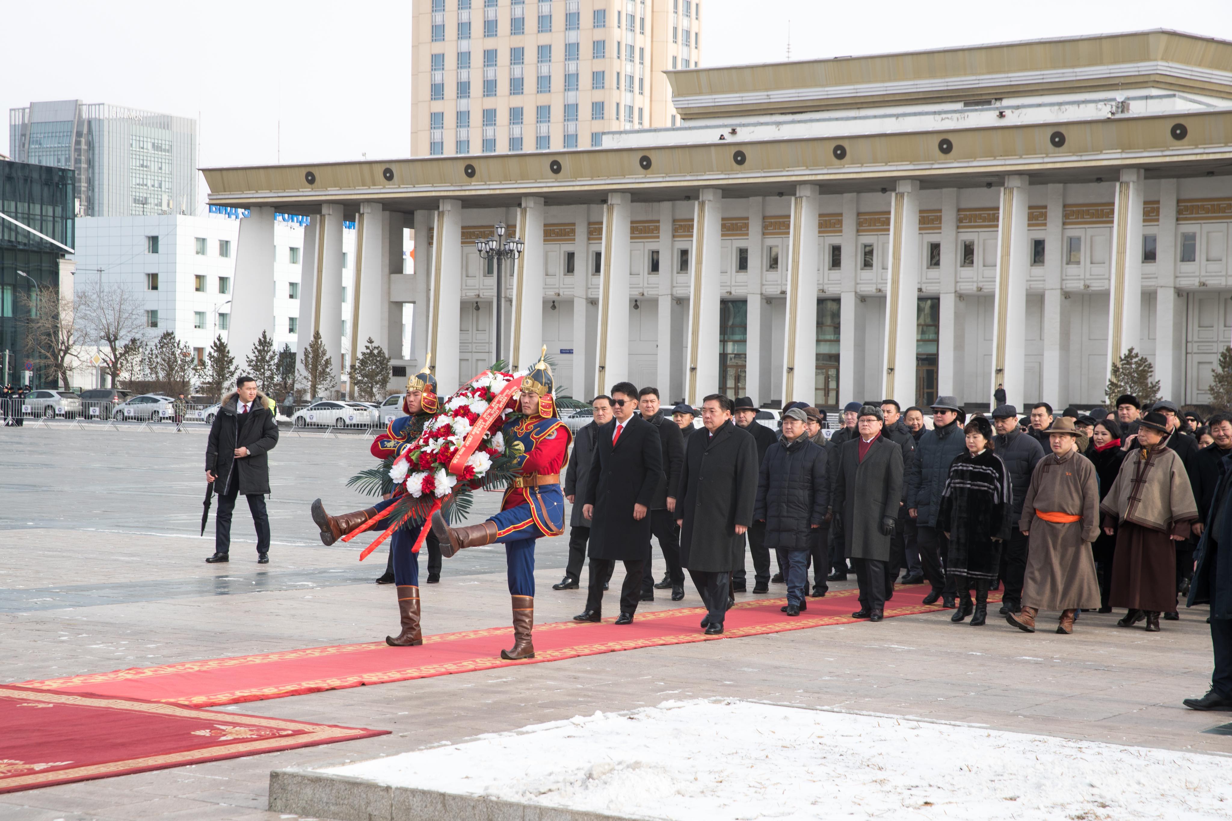 Д.Сүхбаатарын хөшөөнд цэцэг өргөж, хүндэтгэл үзүүлэв