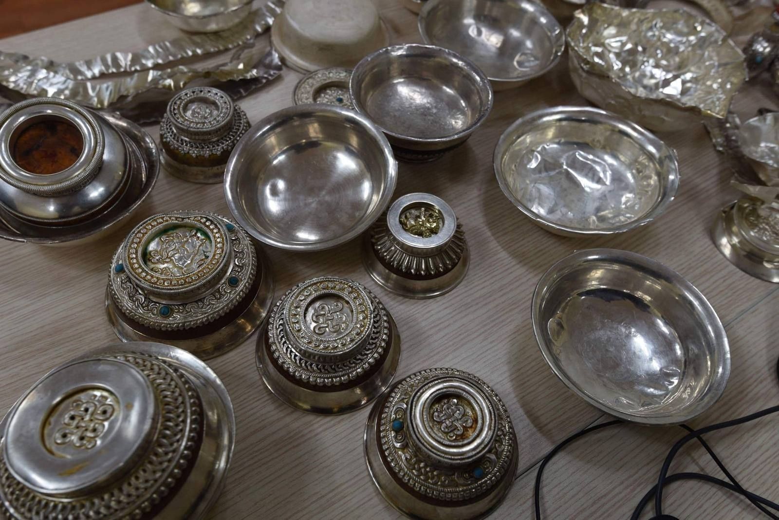 Гарал үүсэл нь тодорхойгүй мөнгөн аяга эд зүйлсийг явуулын хүмүүсээс худалдан авдаг болох нь тогтоогджээ