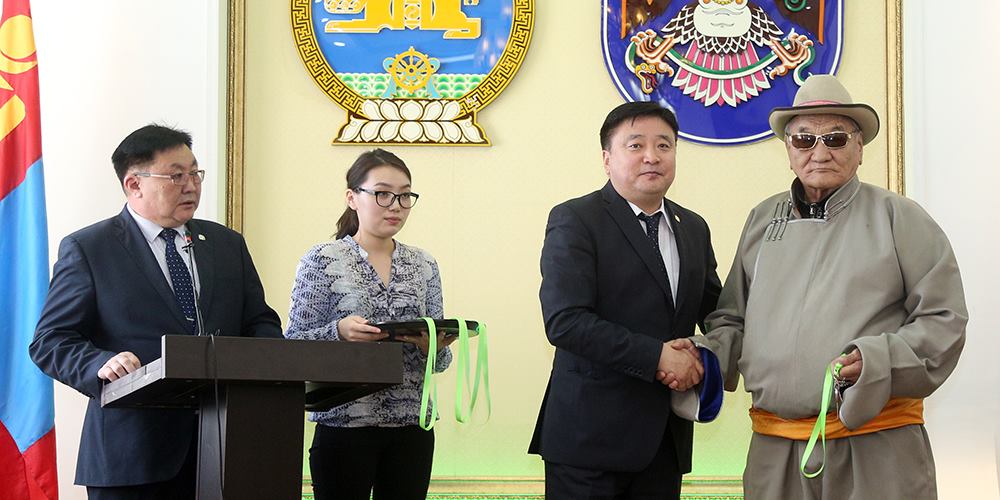 Гэр хорооллын 10 иргэн хотын даргаас байрны түлхүүр гардан авлаа