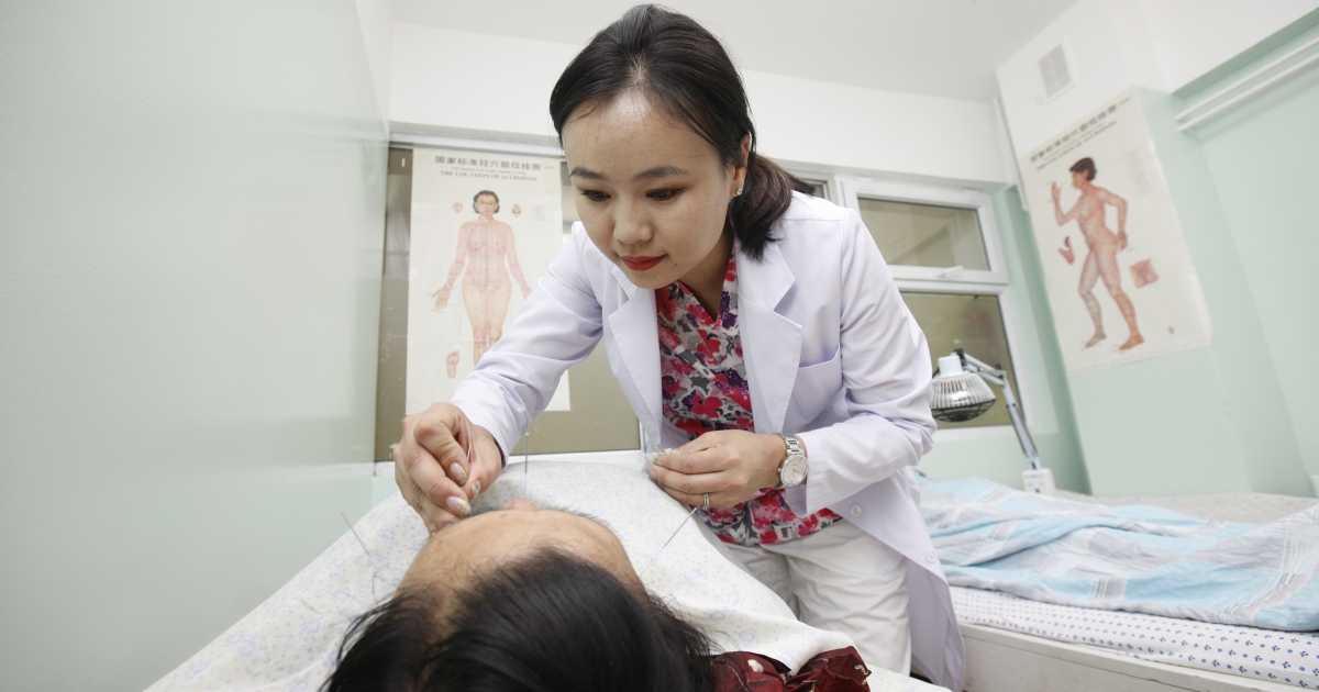 Ц.Дарьсүрэн: Мэдрэлийн ядаргаа, даралт ихсэх, саажилт зэрэг өвчин уламжлалт эмчилгээгээр бүрэн илааршдаг