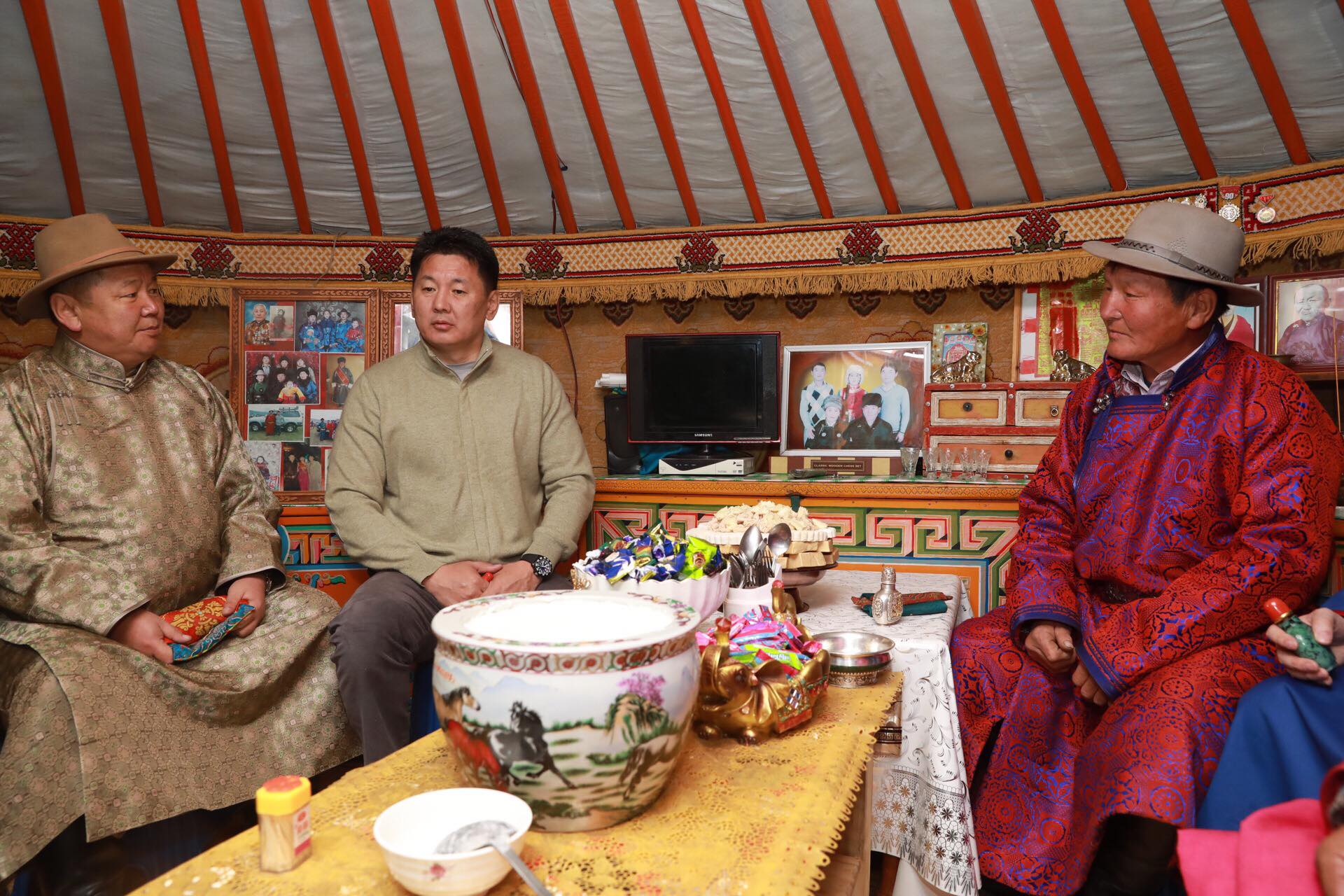 Ерөнхий сайд Баянхонгор аймгийн Өлзийт сумын малчин Д.Бямбадоржийнд зочиллоо