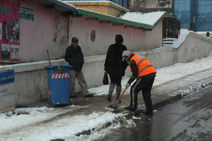Цас мөсөө цэвэрлээгүй аж ахуйн нэгжүүдэд хариуцлага тооцож байна