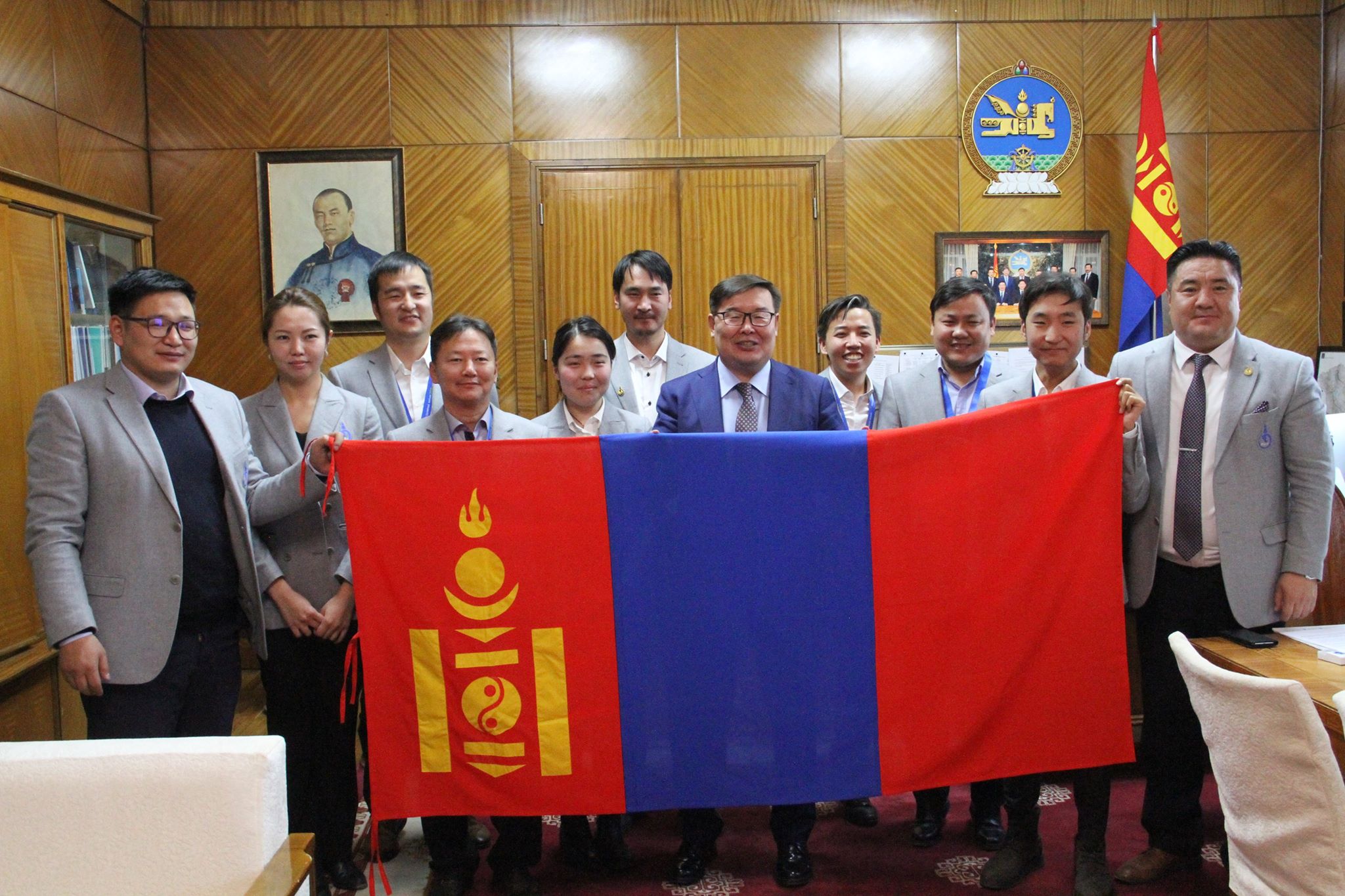 Дэлхийн шатрын олимпиадад амжилттай оролцсон тамирчдаа хүлээж авч уулзлаа