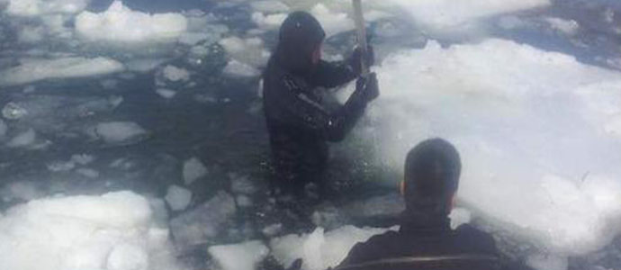 Хөвсгөл нуурын мөсөн дээгүүр зорчиж явсан автомашин нуурын усанд осолджээ