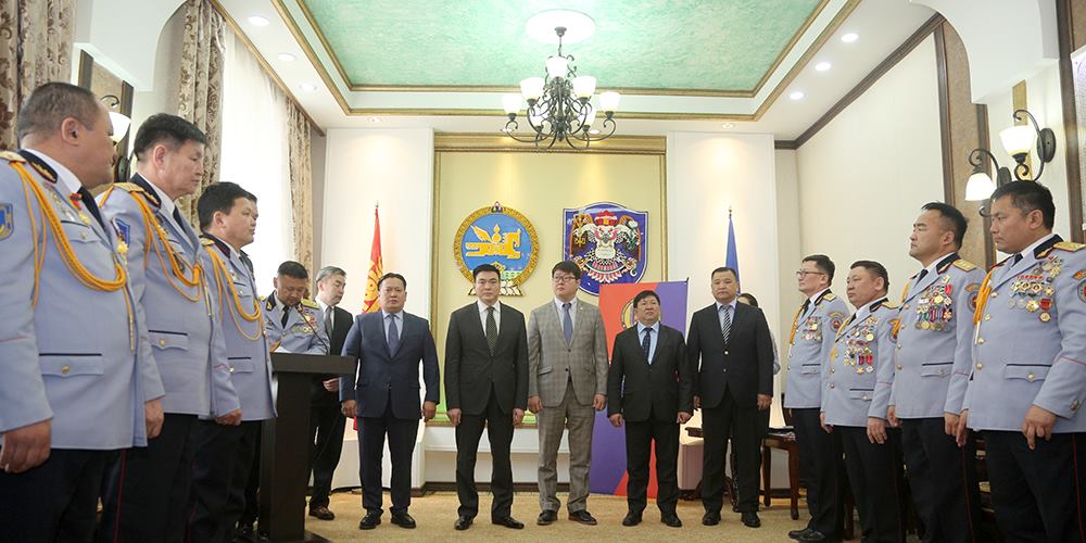 Нийслэлийн нутгийн захиргааны байгууллагад идэвхи, санаачлагатай ажиллаж буй офицер, ахлагч нарыг шагналаа