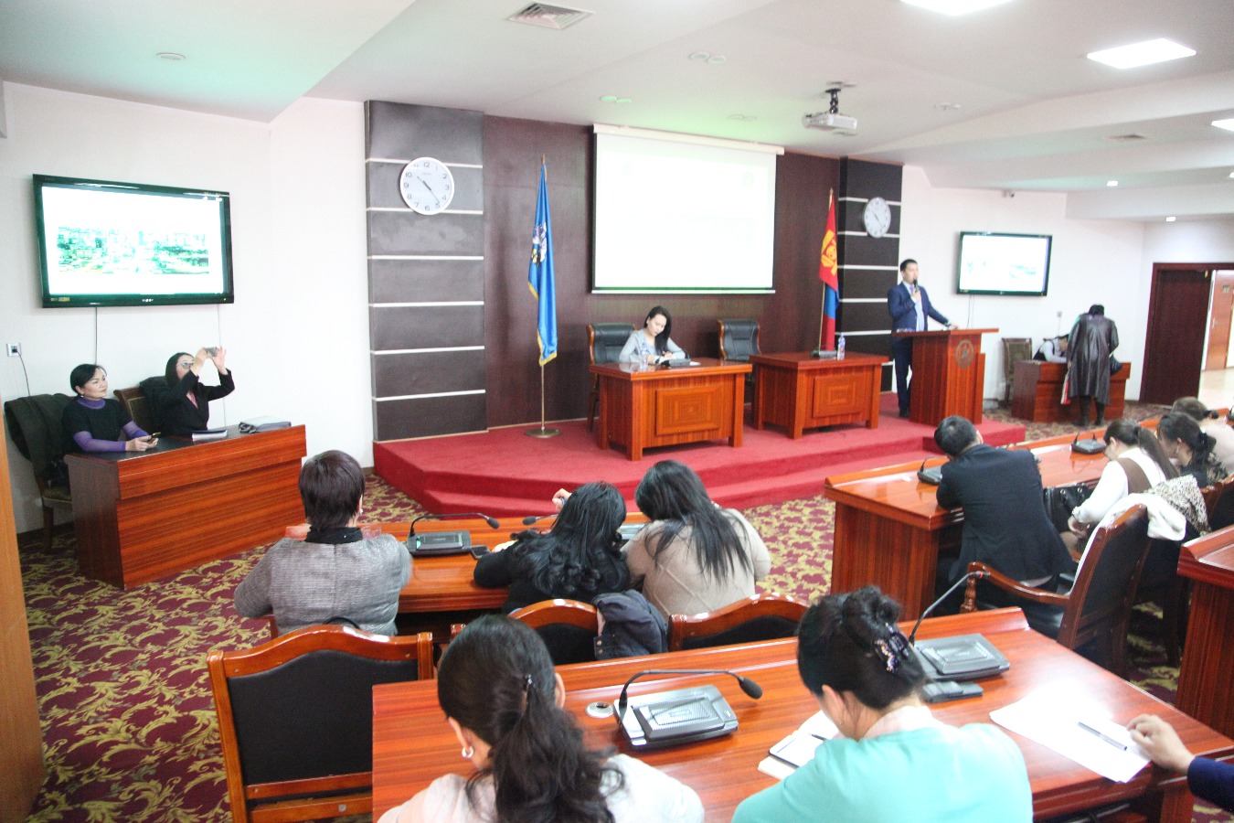 Нийслэлийн эрх зүйн байдлын тухай хуулийн шинэчилсэн найруулгын хэлэлцүүлэг боллоо